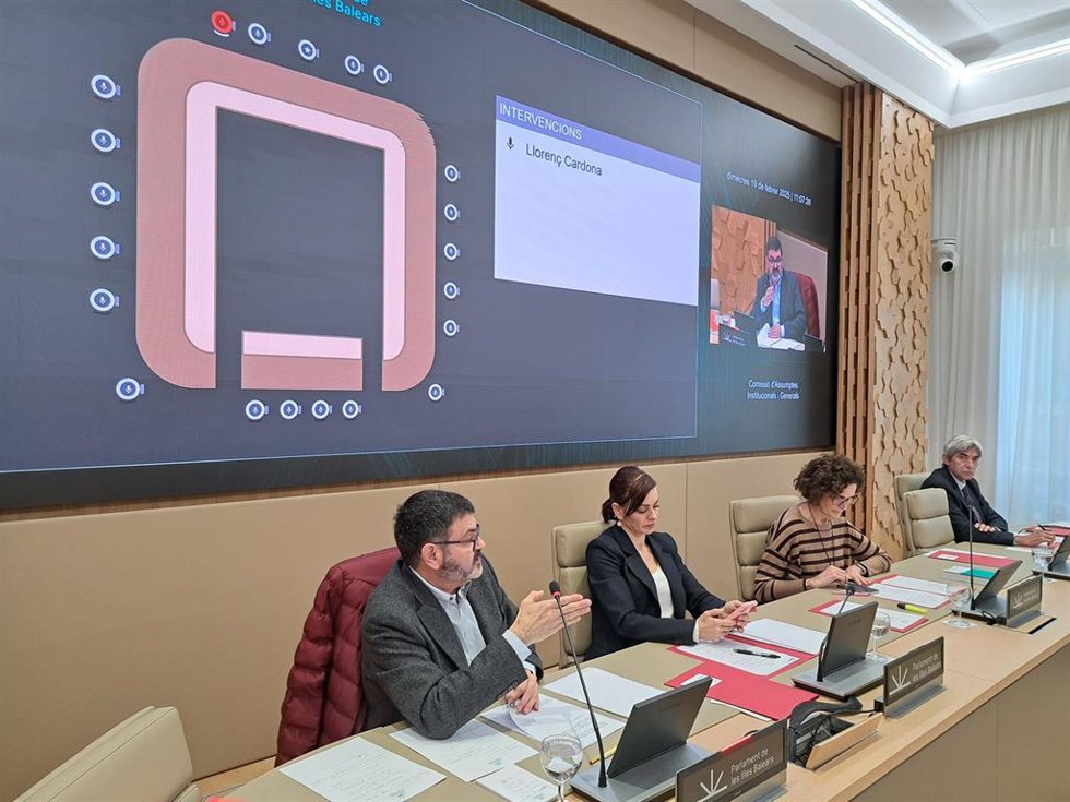 El delegado de la Fundación Bit en Menorca, Lloren Cardona, durante una comisión parlamentaria