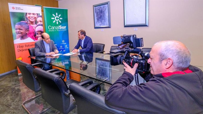 La firma ha corrido a cargo de Juande Mellado, director general de RTVA, y de Jorge Cattaneo García, director general de Ayuda en Acción.