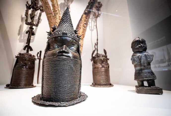 Archivo - FILED - 30 April 2021, Baden-Wuerttemberg, Stuttgart: A picture made available on 21 May 2021 shows sculptures from Nigeria on display at the "Africa" exhibition of the Linden Museum in Stuttgart. Talks in Nigeria marked a milestone in the plann