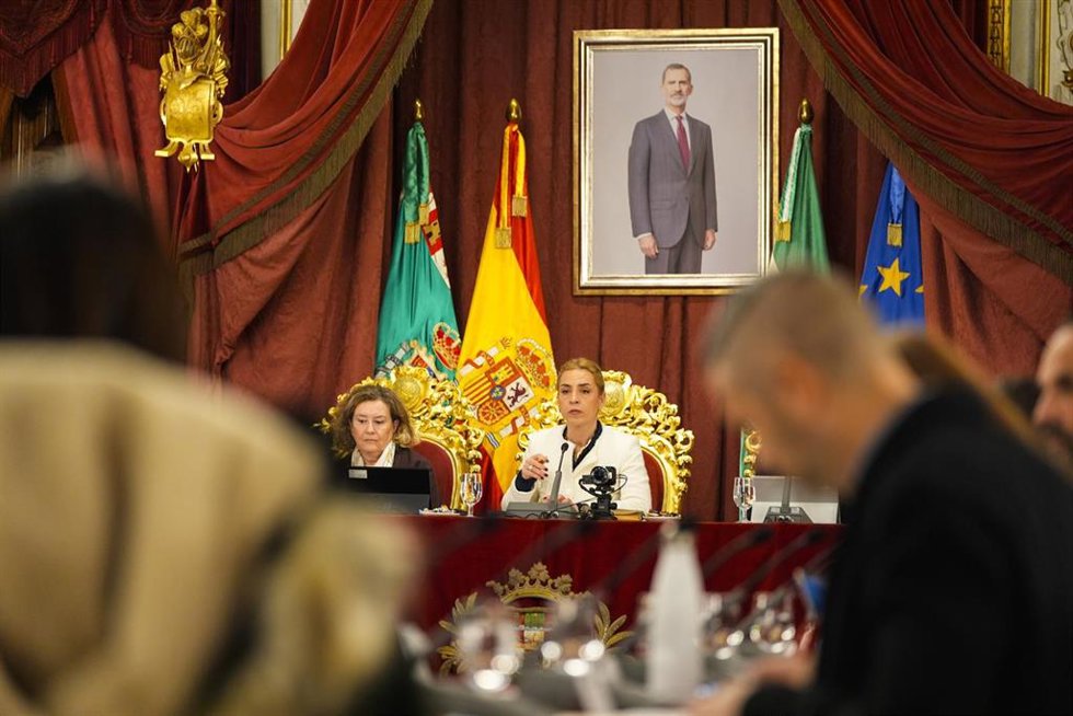 Archivo - La presidenta de la Diputación de Cádiz, Almudena Martínez, preside el Pleno de la Diputación en el Salón Regio de la Diputación de Cádiz en una imagen de archivo.