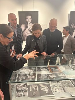 Tania Barcelona en la muestra fotográfica de retratos de Juraj Horniak.