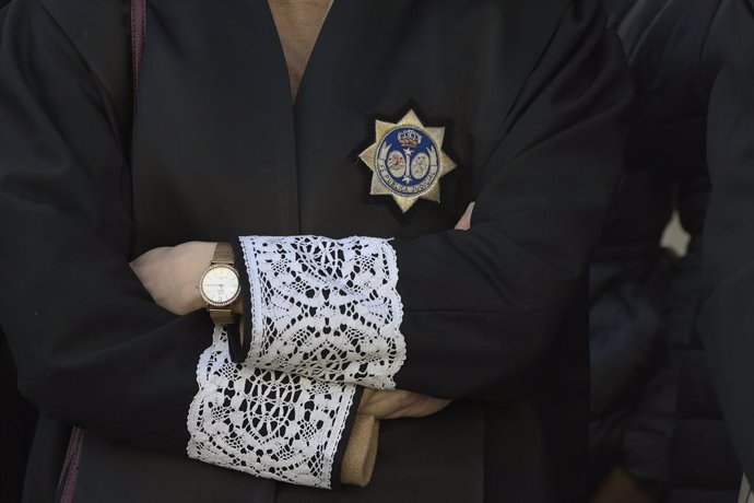 Archivo -  Detall de la toga d'un lletrat de l'Administració de Justícia 