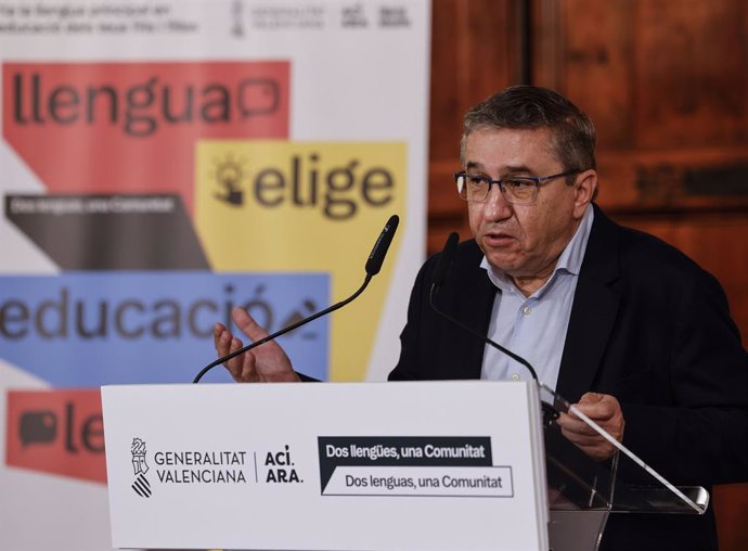 El conseller d'Educació, Cultura, Universitats i Ocupació de la Generalitat Valenciana, José Antonio Rovira, intervé durant la presentació de la campanya sobre l'elecció de la llengua base en els centres educatius, al Palau de la Generalitat. 