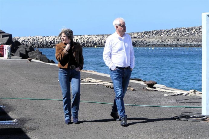 El presidente del Cabildo de El Hierro, Alpidio Armas, en una visita al puerto de La Restinga junto con la Secretaria de Estado de Migraciones, Pilar Cancela