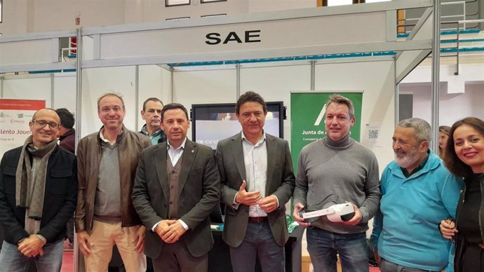 El subdelegado de la Junta de Andalucía en el Campo de Gibraltar, Javier Ros, y el delegado territorial de Empleo, Empresa y Trabajo Autónomo en la provincia de Cádiz, Daniel Sánchez Román, en el II Salón de Formación y Empleo