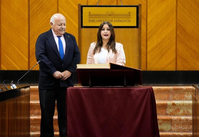 Verónica Pérez (PSOE-A) toma posesión de su escaño como parlamentaria andaluza ante el presidente de la Cámara, Jesús Aguirre.