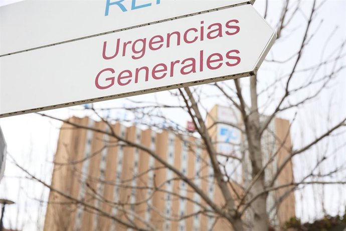 Archivo - Un cartel señala dónde se ubican las Urgencias del Hospital 12 de Octubre, a 8 de enero de 2024, en Madrid (España). 