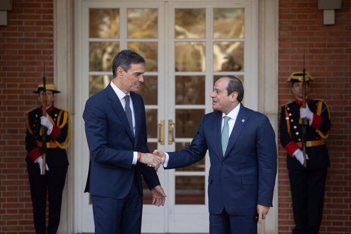 El president del Govern, Pedro Sánchez (e), rep al president d'Egipte, Abdelfatah al-Sisi (d), al Palau de la Moncloa, a 19 de febrer del 2025, a Madrid (Espanya).