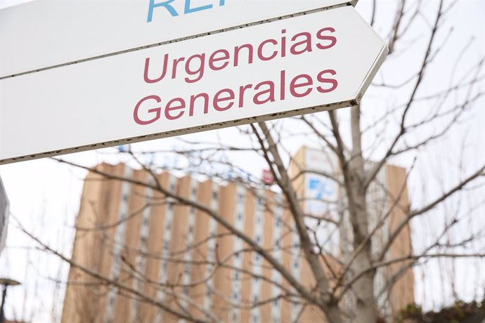 Archivo - Un cartel señala dónde se ubican las Urgencias del Hospital 12 de Octubre, a 8 de enero de 2024, en Madrid (España). Frente a la advertencia de los sindicatos que advertían de que la situación de las Urgencias en varios hospitales empeoraría con