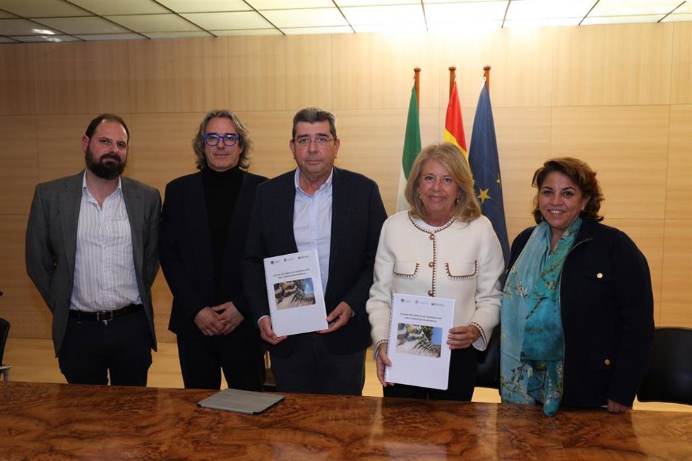 Angeles Muñoz junto al director del Instituto Universitario de Investigación de Inteligencia e Innovación Turística de la UMA, Enrique Navarro; el subdirector y exdecano de Turismo de la UMA, Antonio Guevara; y el investigador Manuel Moreno.