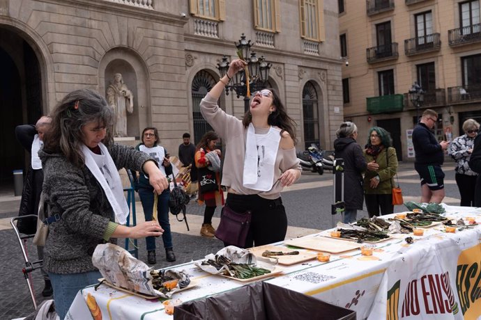 Una dona menjant calçots 