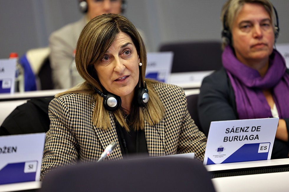 Archivo - La presidenta de Cantabria, María José Sáenz de Buruaga, interviene en el Pleno del Comité de las Regiones en una foto de archivo