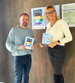 Abril Castillo, con Manuel Sánchez, con ocasión del Punto Visible LGTBI+ en Alcalá.