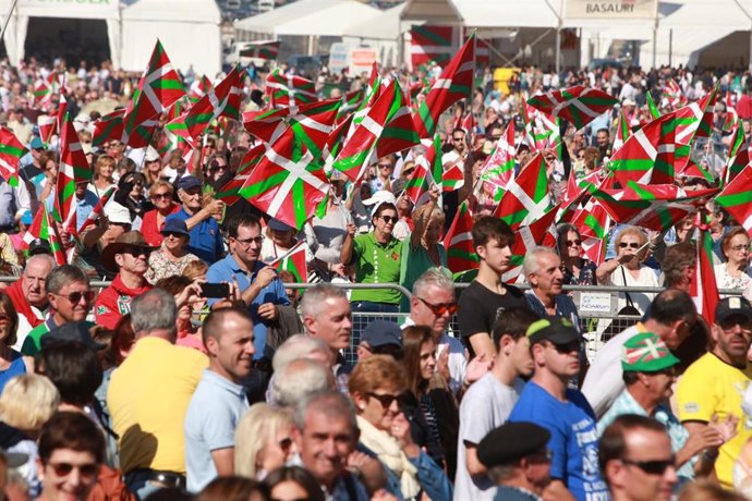 Archivo - Asistentes con Ikurriñas en el acto de celebración del Alderdi Eguna, el Día del Partido del PNV, en Foronda, Vitoria  