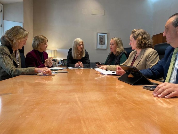 La consejera de Cultura y Deporte de la Junta, Patricia del Pozo, en una reunión de trabajo con la alcaldesa de Jerez de la Frontera (Cádiz), María José García-Pelayo.