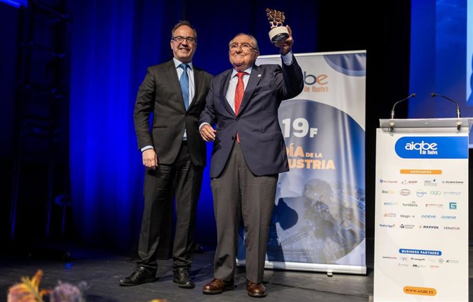 Entrega del Premio Aiqbe a la Trayectoria Industrial a Juan Manuel Díaz Cabrera.