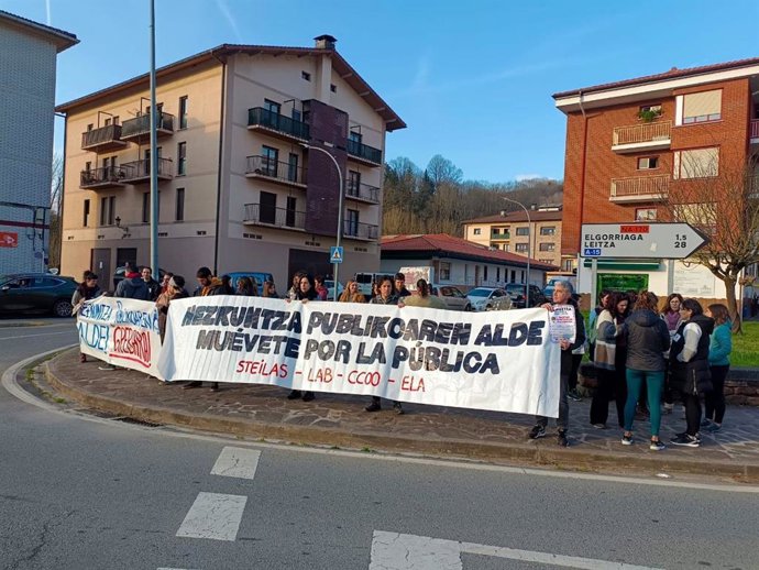 Steilas, LAB, CCOO y ELA realizan en Baztan-Bidasoa el primero de sus paros en educación en las comarcas de Navarra.