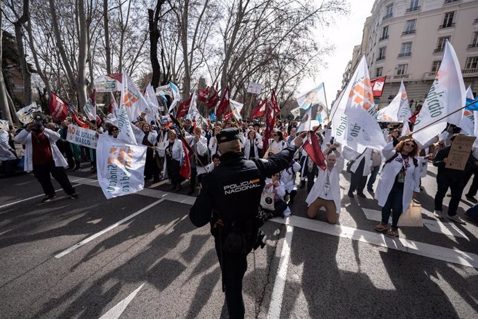 Imagen de archivo de decenas de personas durante la concentración de los sindicatos médicos frente al Ministerio de Sanidad para protestar por el Estatuto Marco.