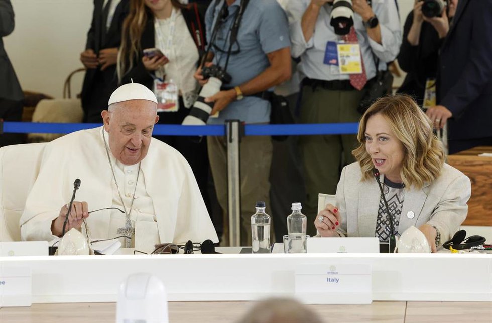 Archivo - Imagen de archivo del Papa Francisco junto a la primera ministra italiana, Giorgia Meloni