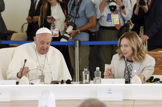 Archivo - June 14, 2024, Apulia, Italy: Pope Francis, left, delivers remarks on the threat of Artificial Intelligence as Italian Prime Minister Giorgia Meloni, right, looks on during a special session of the G7 Summit at the Borgo Egnazia resort, June 14,