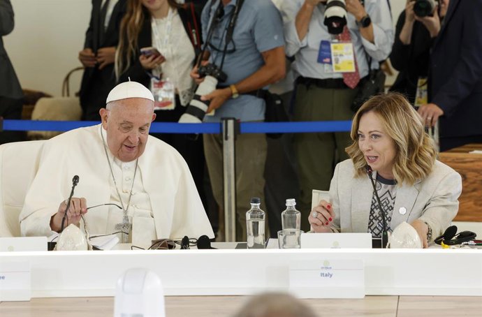 Archivo - 14 de junho de 2024, Puglia, Itália: O Papa Francisco, à esquerda, faz comentários sobre a ameaça da Inteligência Artificial enquanto a primeira-ministra italiana Giorgia Meloni, à direita, observa durante uma sessão especial da Cúpula do G7 no 
