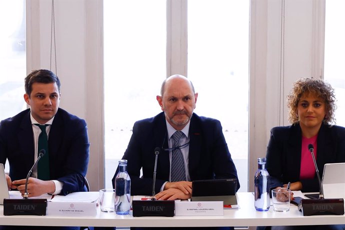 Archivo - Alvaro de Miguel, Rafael Louzan, President of the Royal Spanish Football Federation, Beatriz Alvarez, president of Liga F, attend at  first meeting of the Federation Council at Espacio Loop 21 on December 26, Madrid, Spain.