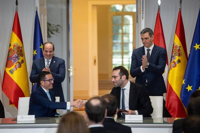 El ministro de Finanzas de Egipto, Ahmed Kouchouk (i), y el ministro de Economía, Comercio y Empresa, Carlos Cuerpo (d), firman un acuerdo durante un encuentro, en el Palacio de la Moncloa, a 19 de febrero de 2025, en Madrid (España). Al-Sisi ha visitado 