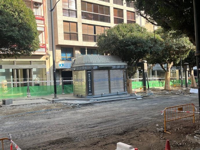 Uno de los kioscos afectados por las obras de remodelación del Paseo de Almería.