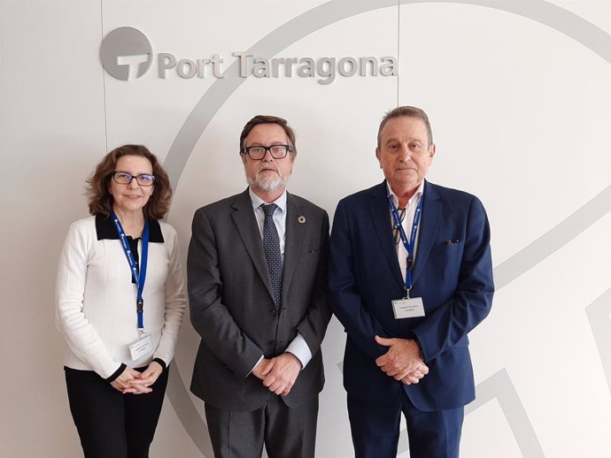 El president del Port de Tarragona, Santiago Castellà; el director general de Barcelona-Catalunya Centre Logístic, Santiago Bassols, i la responsable d'estudis, Alícia Casart