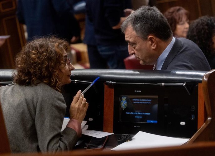 Archivo - La vicepresidenta primer y ministra de Hacienda, María Jesús Montero, y el portavoz del PNV en el Congreso, Aitor Esteban, conversan durante una sesión plenaria, en el Congreso de los Diputados, a 26 de noviembre de 2024, en Madrid (España).