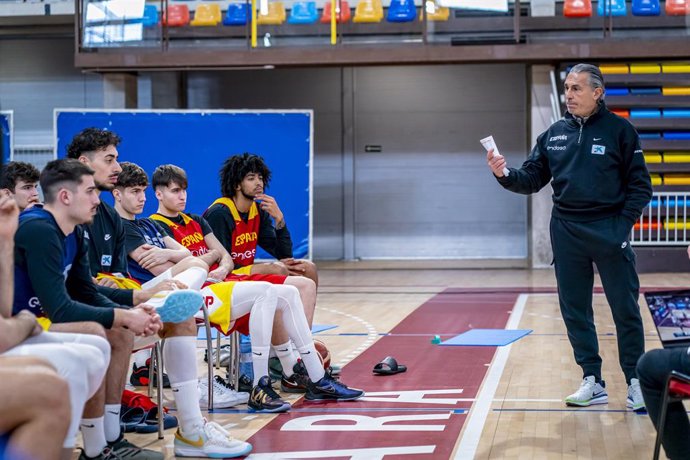 Sergio Scariolo charla con sus jugadores durante un entrenamiento en Guadalajara para preparar los partidos ante Letonia y Bélgica