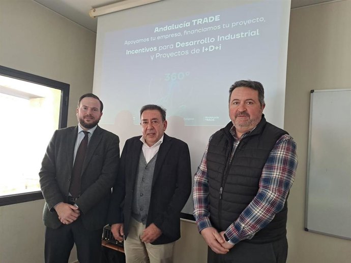 El delegado de Economía, Hacienda y Fondos Europeos de la Junta de Andalucía (izda.), Agustín López, en su visita a Villa del Río.