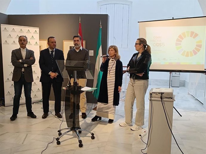 La delegada territorial de Desarrollo Educativo y Formación Profesional de la Junta de Andalucía en la provincia de Cádiz, Isabel Paredes, en el hackathon organizado junto a la Caixa Dualiza en la Sala ECCO de Cádiz.