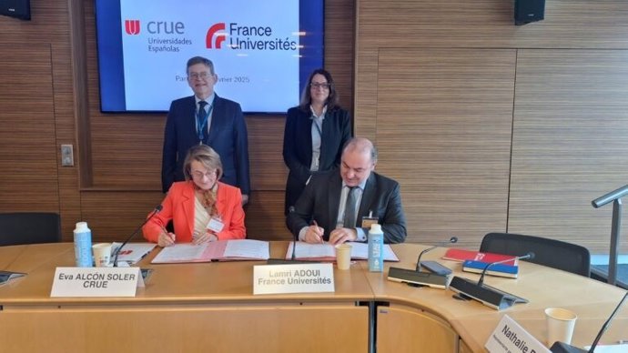 CRUE y France Universités firman un Memorando de Entendimiento en la sede de la OCDE en París