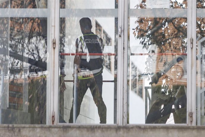 Agentes de la Unidad de Delincuencia Económica y Fiscal (Udef) de la Policía Nacional en las dependencias de la Policía Local de Granada este pasado martes