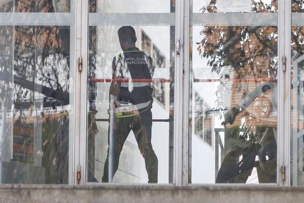 Agentes de la Unidad de Delincuencia Económica y Fiscal (Udef) de la Policía Nacional en las dependencias de la Policía Local de Granada este pasado martes