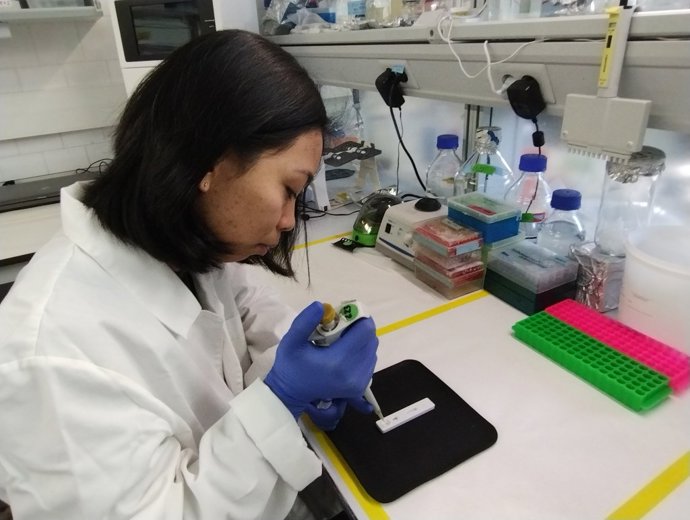 A pesquisadora Christine Justo com o teste de diagnóstico desenvolvido pelo grupo de pesquisa Interfibio da URV.