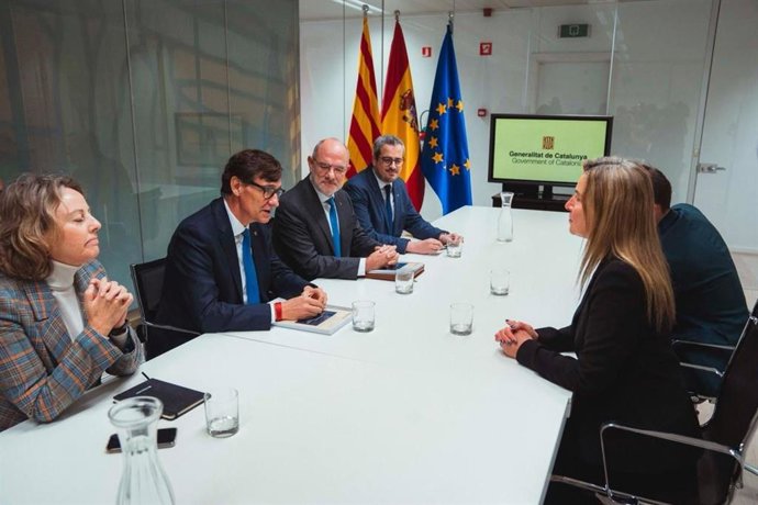 El presidente de la Generalitat, Salvador Illa, y el conseller de UE y Acción Exterior, Jaume Duch, se reúnen con la rectora del Colegio de Europa, Federica Mogherini, en Bruselas (Bélgica)