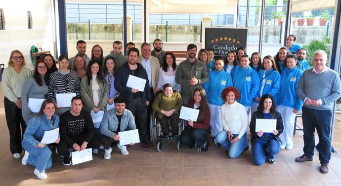Foto de familia de la entrega de los diplomas a los alumnos del Condado de Huelva.