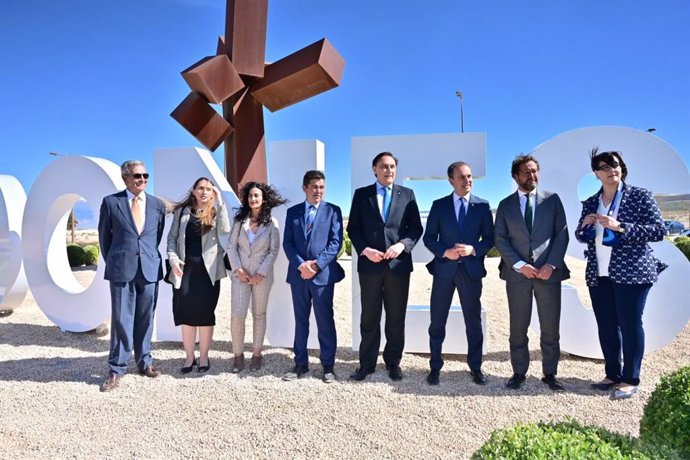 El consejero de Universidad, José Carlos Gómez Villamandos (4d), en Escúzar, con su alcalde, Antonio Arrabal, a su derecha en la imagen
