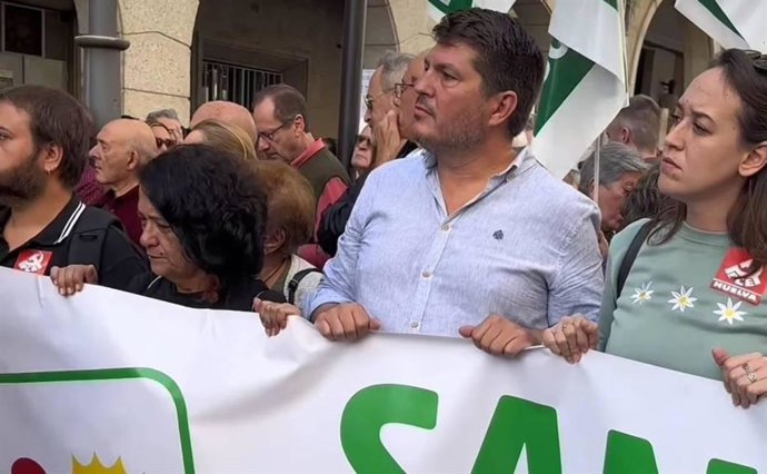 El coordinador provincial de Izquierda Unida (IU) en Huelva, Marcos Toti, en una de las concentraciones por la sanidad en la capital.