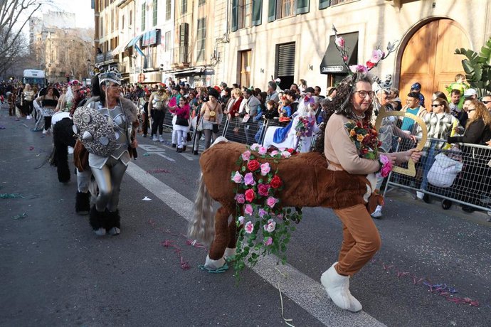 Archivo - Una comparsa durante la celebración de Sa Rueta y Sa Rua 2023.