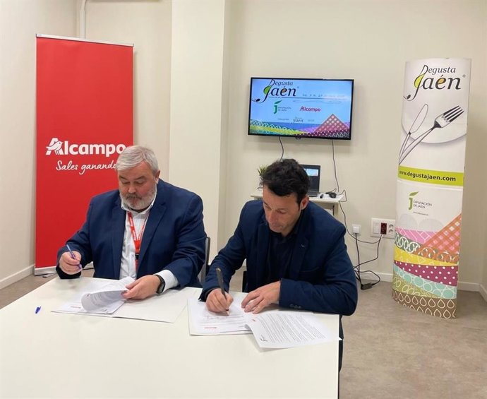 Firma del convenio entre la Diputación y Alcampo.