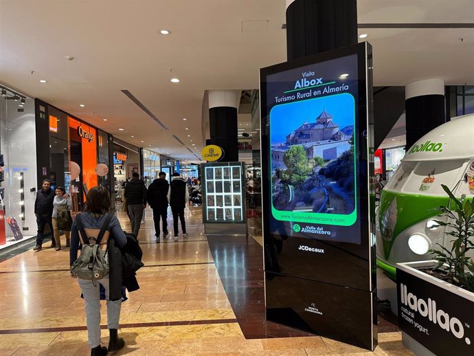 Un panel promociona Albox (Almería) como destino turístico en un centro comercial de Murcia.