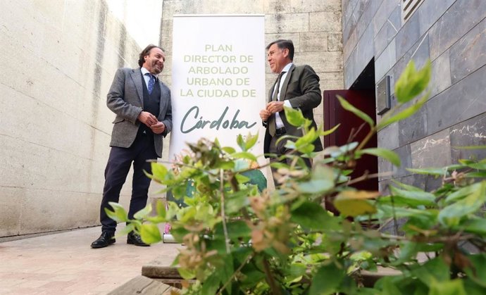 El delegado de Infraestructuras en el Ayuntamiento de Córdoba, Miguel Ruiz Madruga (d), y el delegado de Medio Ambiente y Sostenibilidad, Daniel García-Ibarrola (i).