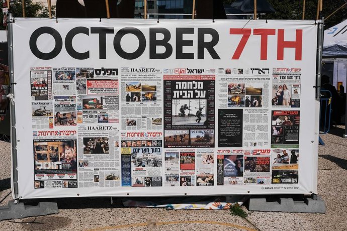 30 de janeiro de 2025, Tel Aviv, Israel: Israelenses se reúnem na Hostage Square, do lado de fora do Museu de Arte de Tel Aviv, para vivenciar juntos a alegria da libertação dos reféns, assistindo a eventos ao vivo em uma tela grande. Os espectadores reag