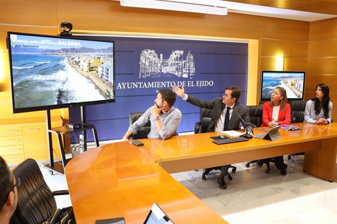 El alcalde de El Ejido, Francisco Góngora, durante una reunión en el Ayuntamiento sobre la regeneración de la playa de Balerma.