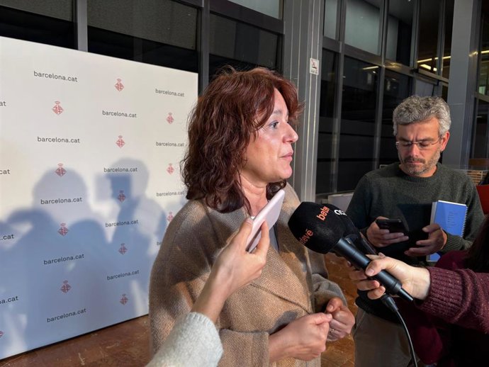 La primera teniente de alcaldía, Laia Bonet, atiende a los medios en el Ayuntamiento de Barcelona