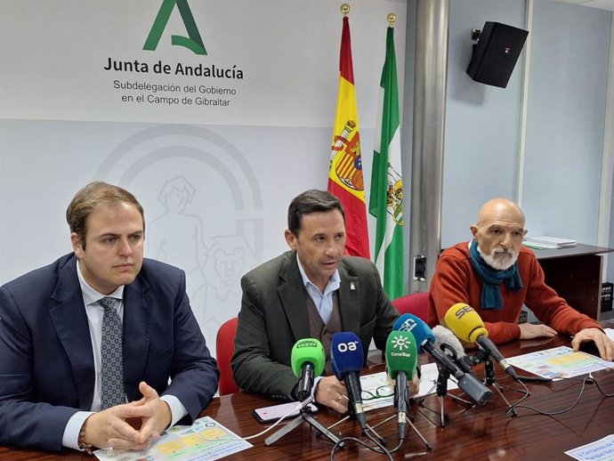 El subdelegado de la Junta en la comarca, Javier Ros, el director del Parque Natural del Estrecho, Jorge Serradilla, así como el concejal del ayuntamiento de Algeciras, Javier Vázquez Hueso, presentan el concurso 'Concienciarte'