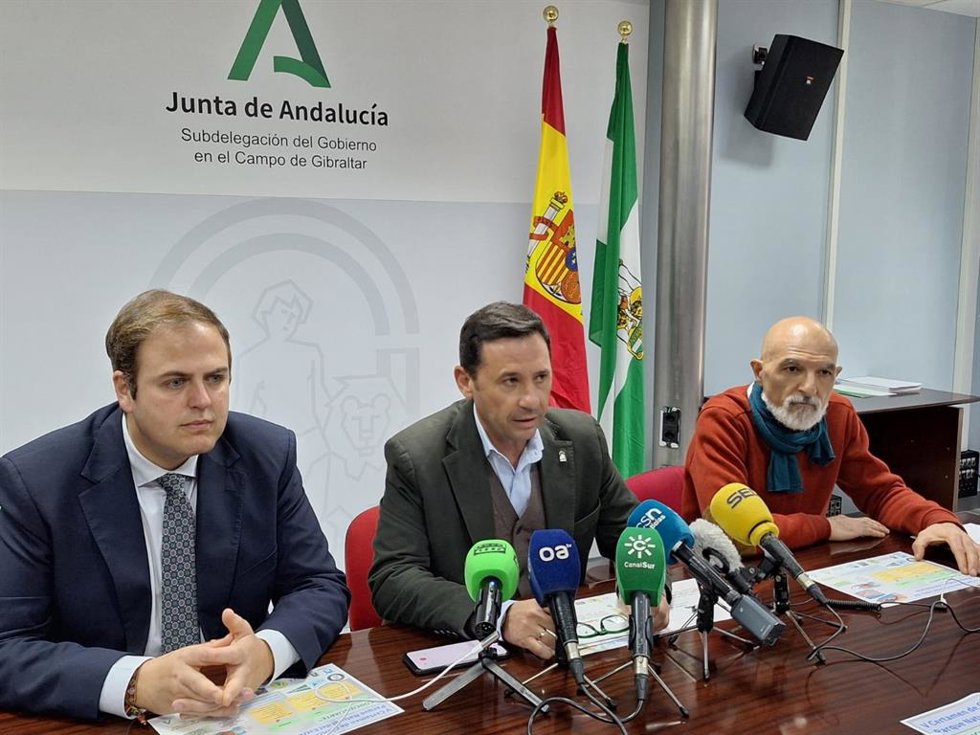 El subdelegado de la Junta en la comarca, Javier Ros, el director del Parque Natural del Estrecho, Jorge Serradilla, así como el concejal del ayuntamiento de Algeciras, Javier Vázquez Hueso, presentan el concurso 'Concienciarte'